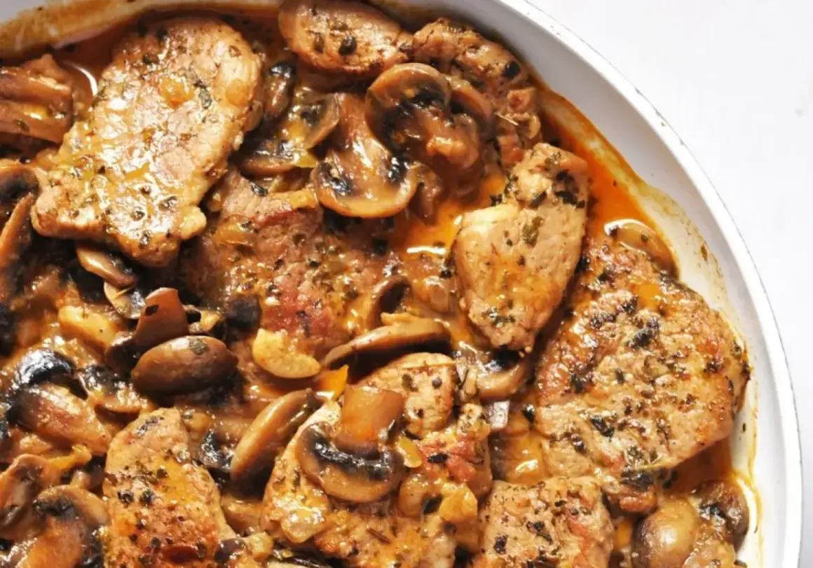 Polędwiczki wieprzowe pieczone w sosie z pieczarkami, jak u Ani Gotuje. Pyszne i aromatyczne danie.