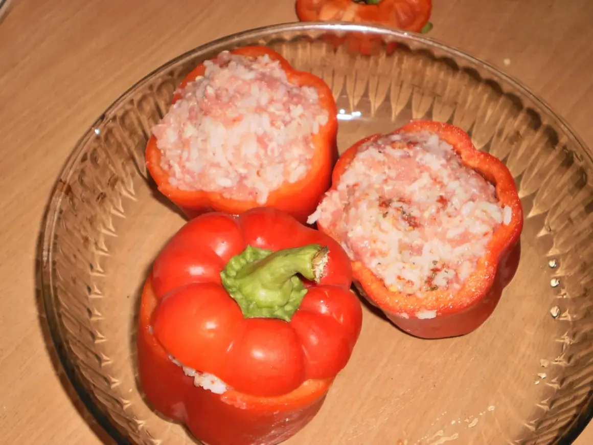 Papryka faszerowana surowym mięsem mielonym i ryżem, gotowa do pieczenia.