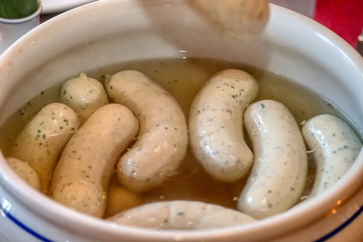 Biała kiełbasa w bulionie, gotowa do podania. Idealny przepis na tradycyjne danie.