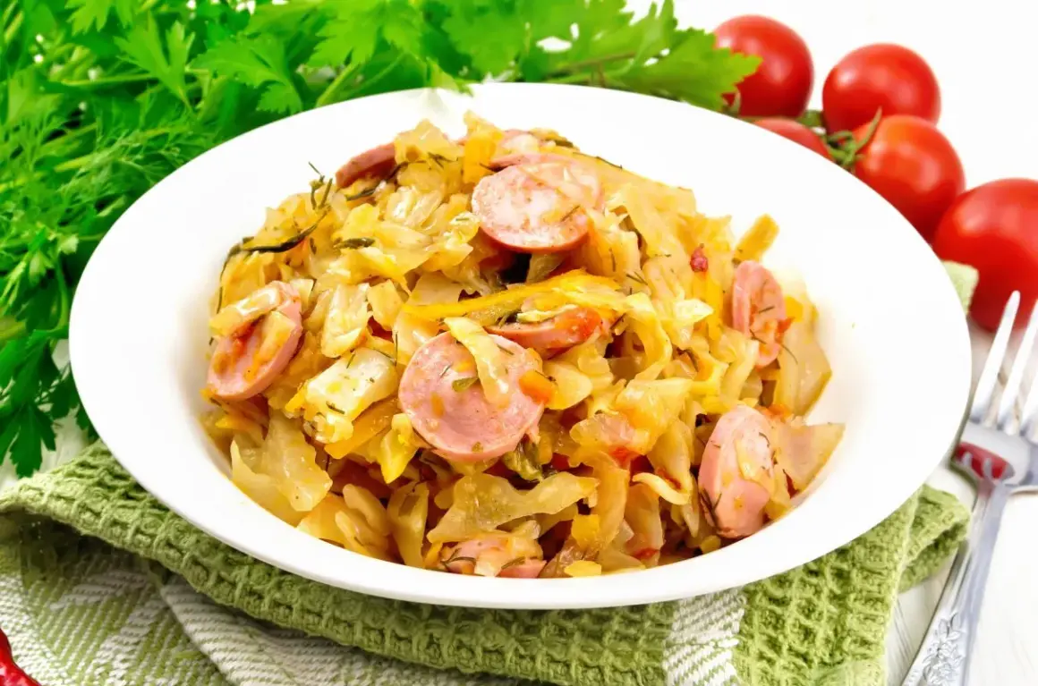Pyszny bigos z młodej kapusty z kiełbasą, podany na białym talerzu, ozdobiony zieloną natką i pomidorkami.