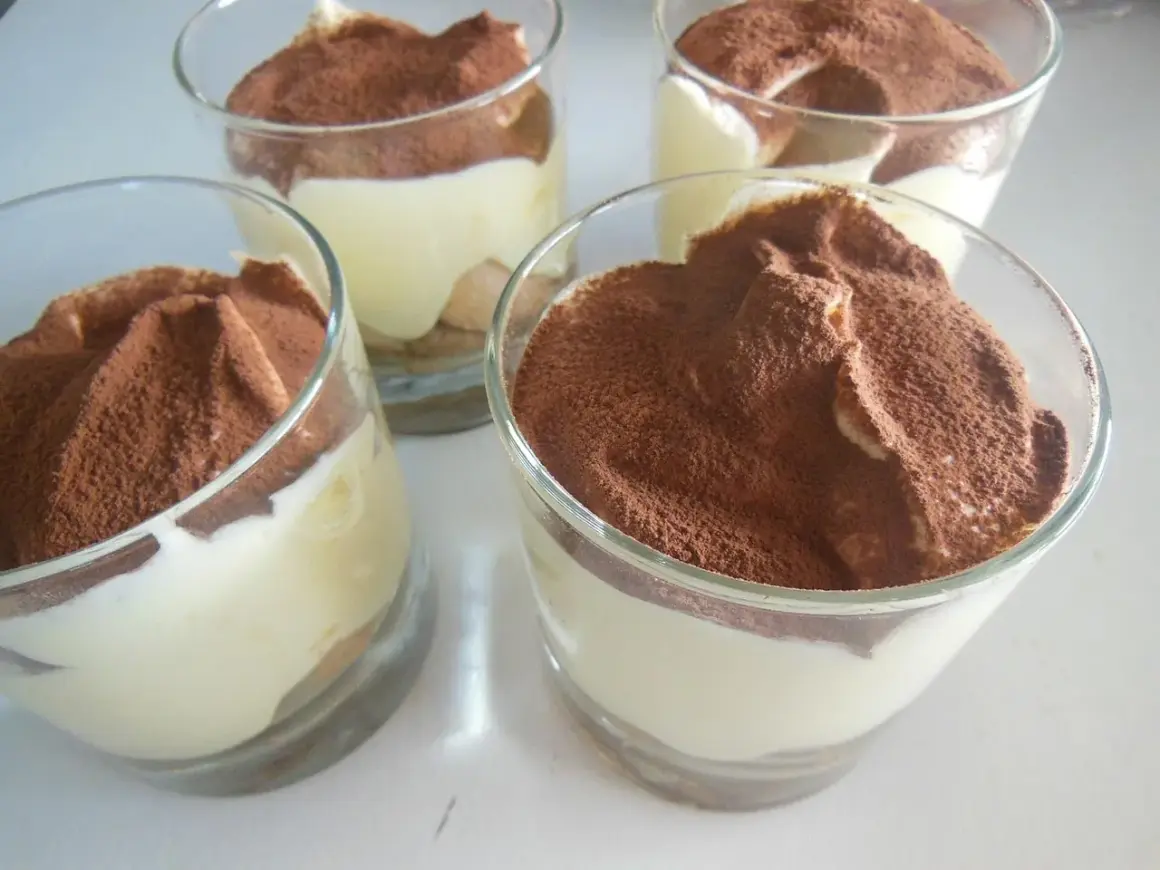 Deser w pucharkach, warstwy biszkoptów i kremu, posypany kakao. Idealny, gdy zastąpić mascarpone.