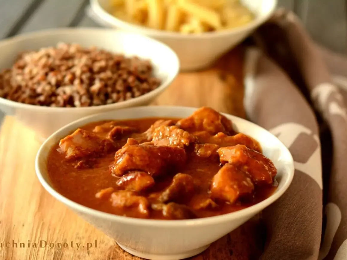 Pyszny gulasz z szynki w sosie, podany z kaszą gryczaną i makaronem.