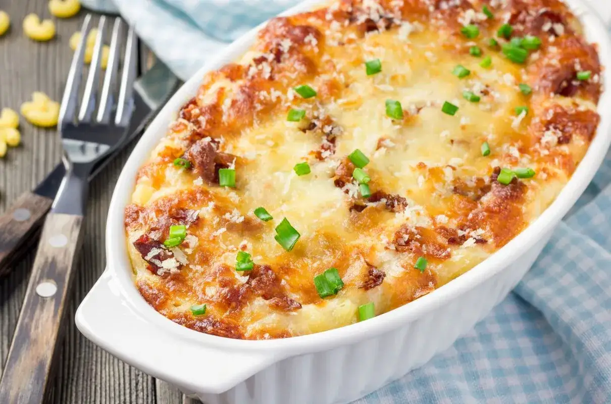 Pyszne, zapiekane mac n cheese z chrupiącym serem i zieloną cebulką, gotowe do podania.