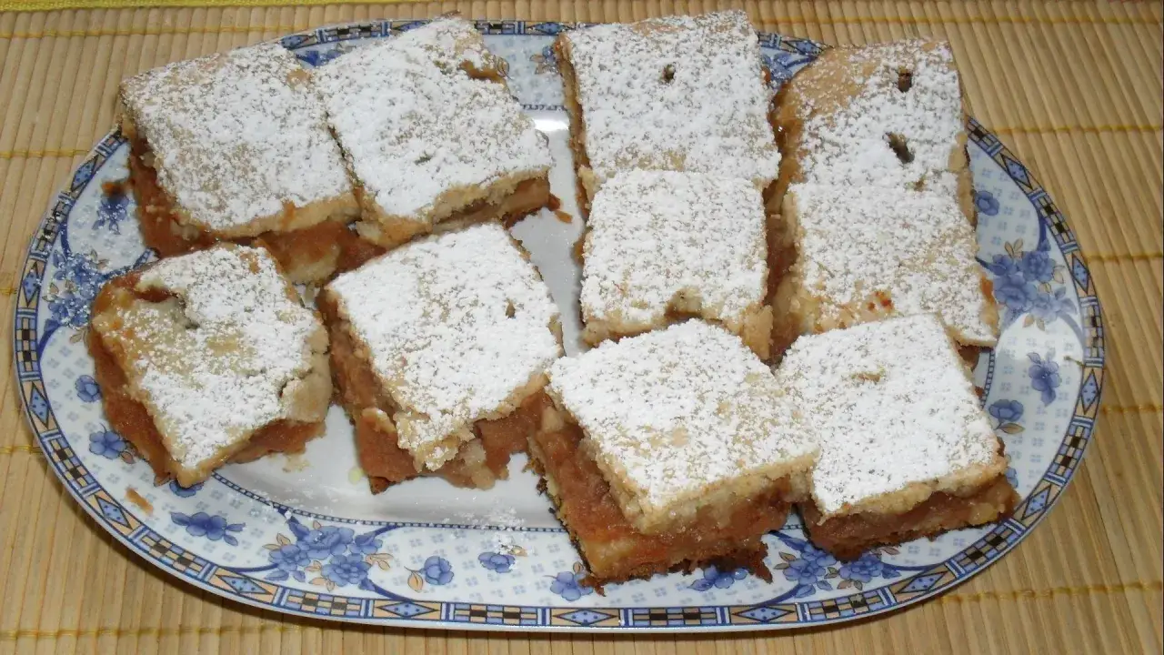Pyszne ciasto jabłkowe, posypane cukrem pudrem, to jedno z 10 najlepszych ciast, jakie można sobie wymarzyć. Idealne na każdą okazję.