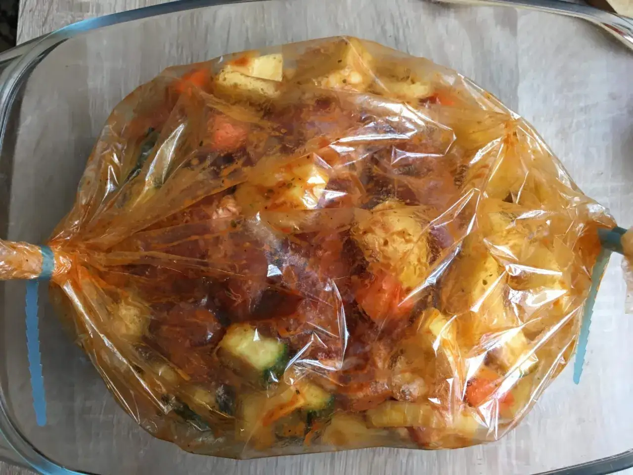 Karkówka pieczona w rękawie z warzywami, gotowa do pieczenia. Soczyste mięso i aromatyczne dodatki.