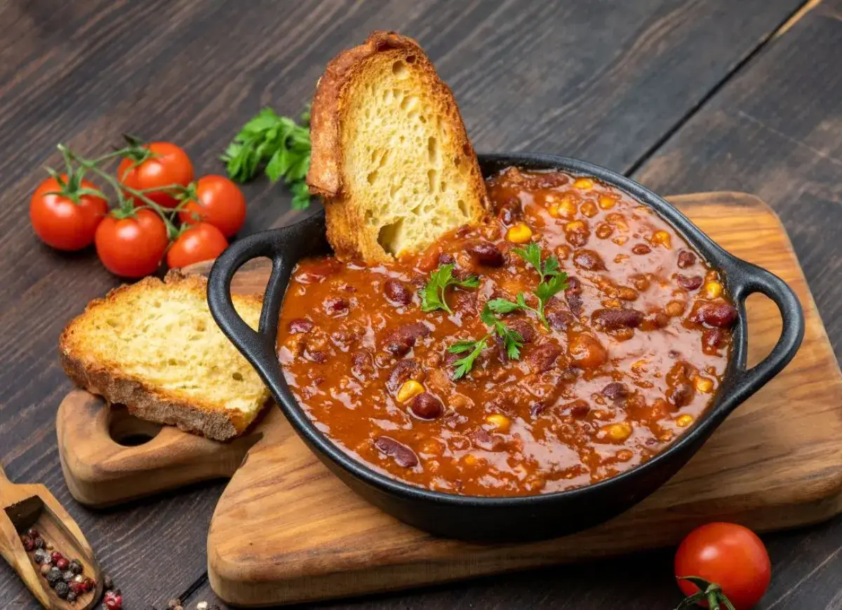 Ania gotuje szybki obiad: aromatyczne chili con carne z fasolą i kukurydzą, podane z chrupiącą grzanką i pomidorkami.