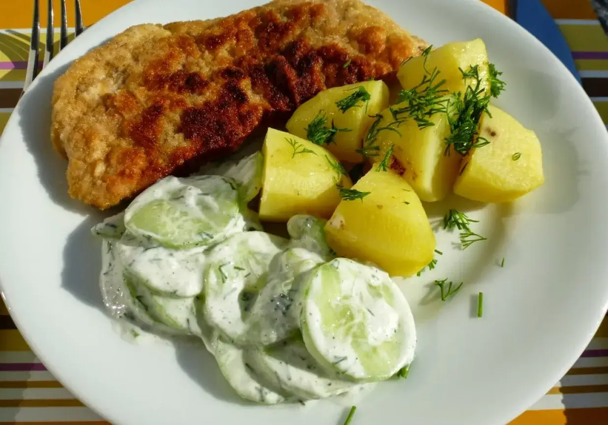 Idealne co na obiad: panierowany kotlet, ziemniaki z koperkiem i mizeria. Pyszne i sycące danie.