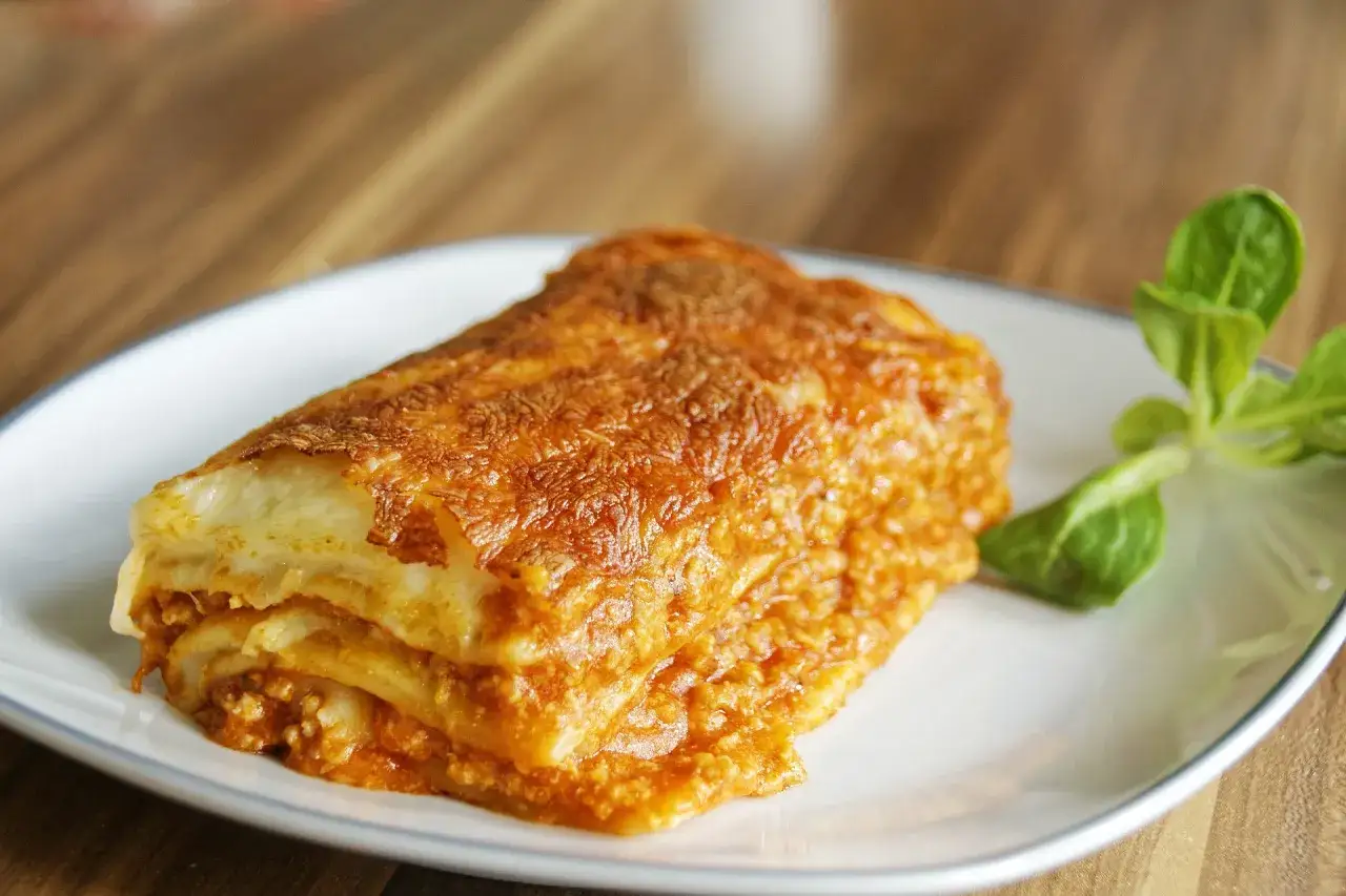 Pyszna, warstwowa lasagne z mięsem mielonym, idealna na prosty obiad. Złocista skórka i aromatyczne wnętrze zachęcają do spróbowania.