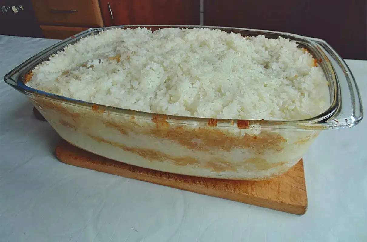 Pyszny, domowy ryż z jabłkami w szklanej formie, gotowy do podania.