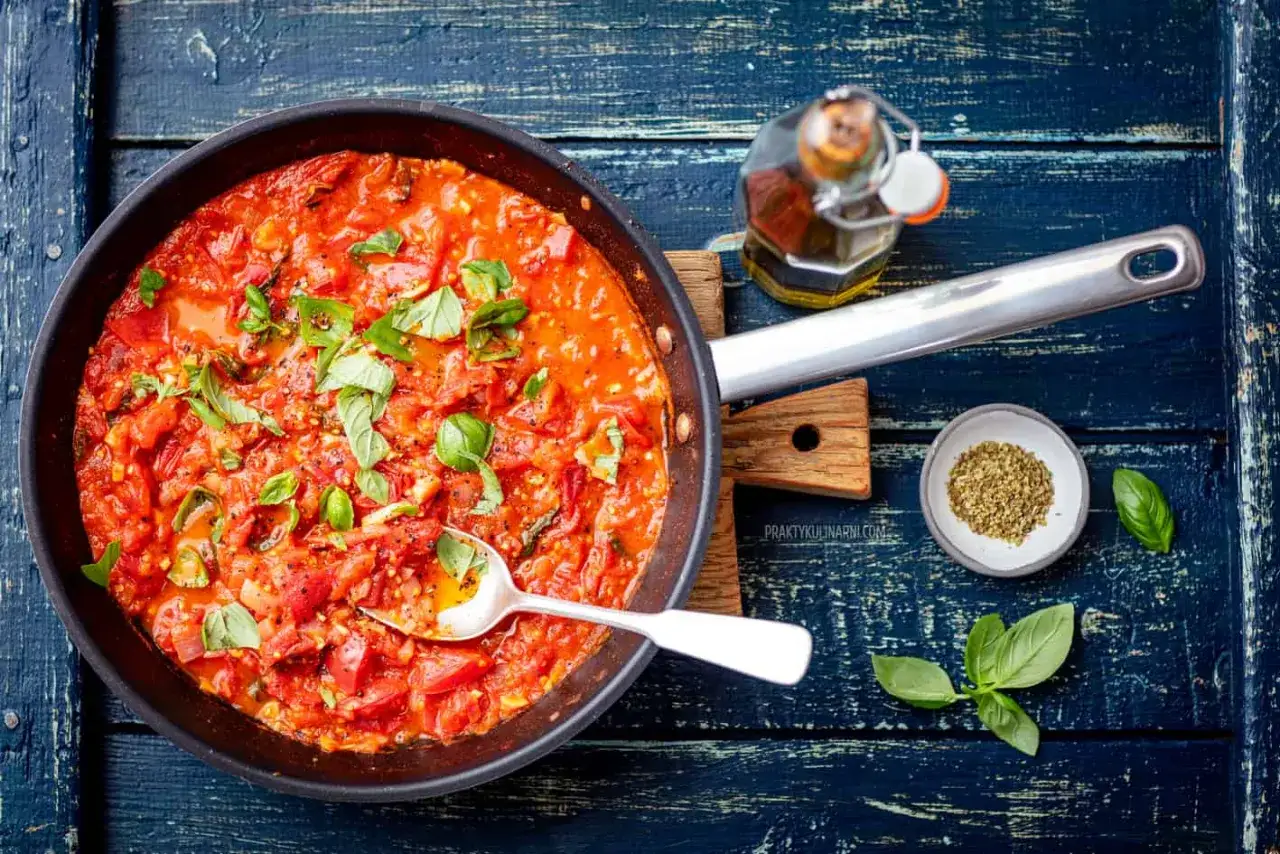 Pyszny, domowy sos do spaghetti z pomidorów i bazylii, gotowy do podania.