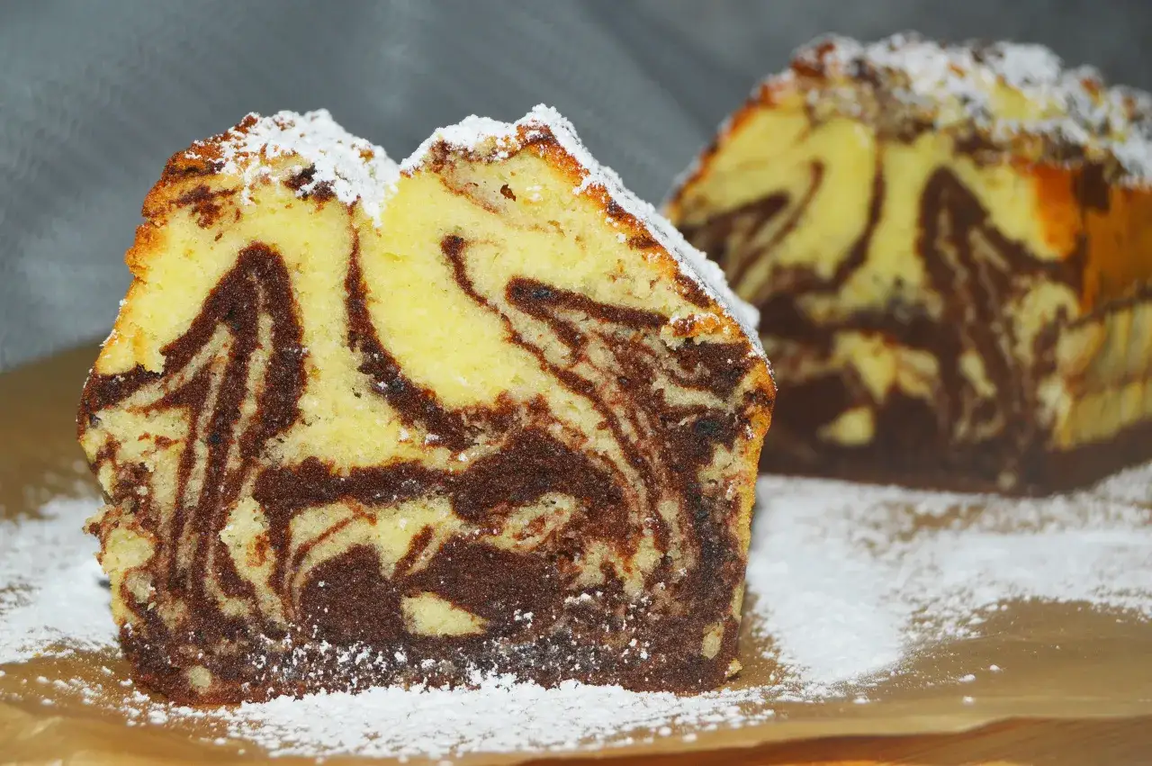 Wilgotna babka marmurkowa, z czekoladowymi i waniliowymi wirami, posypana cukrem pudrem. Idealna na deser.