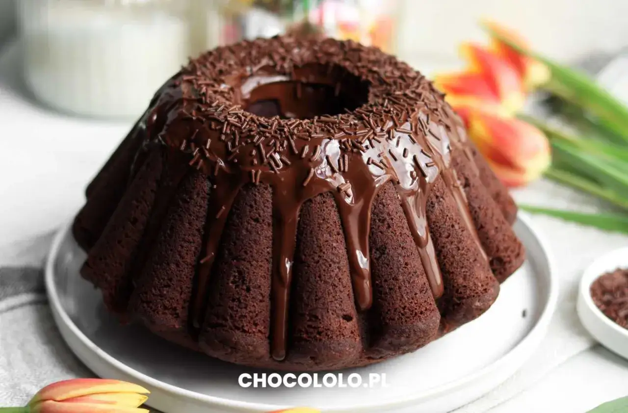 Pyszna babka z mascarpone, oblana czekoladą i posypana czekoladową posypką. Idealna na każdą okazję!