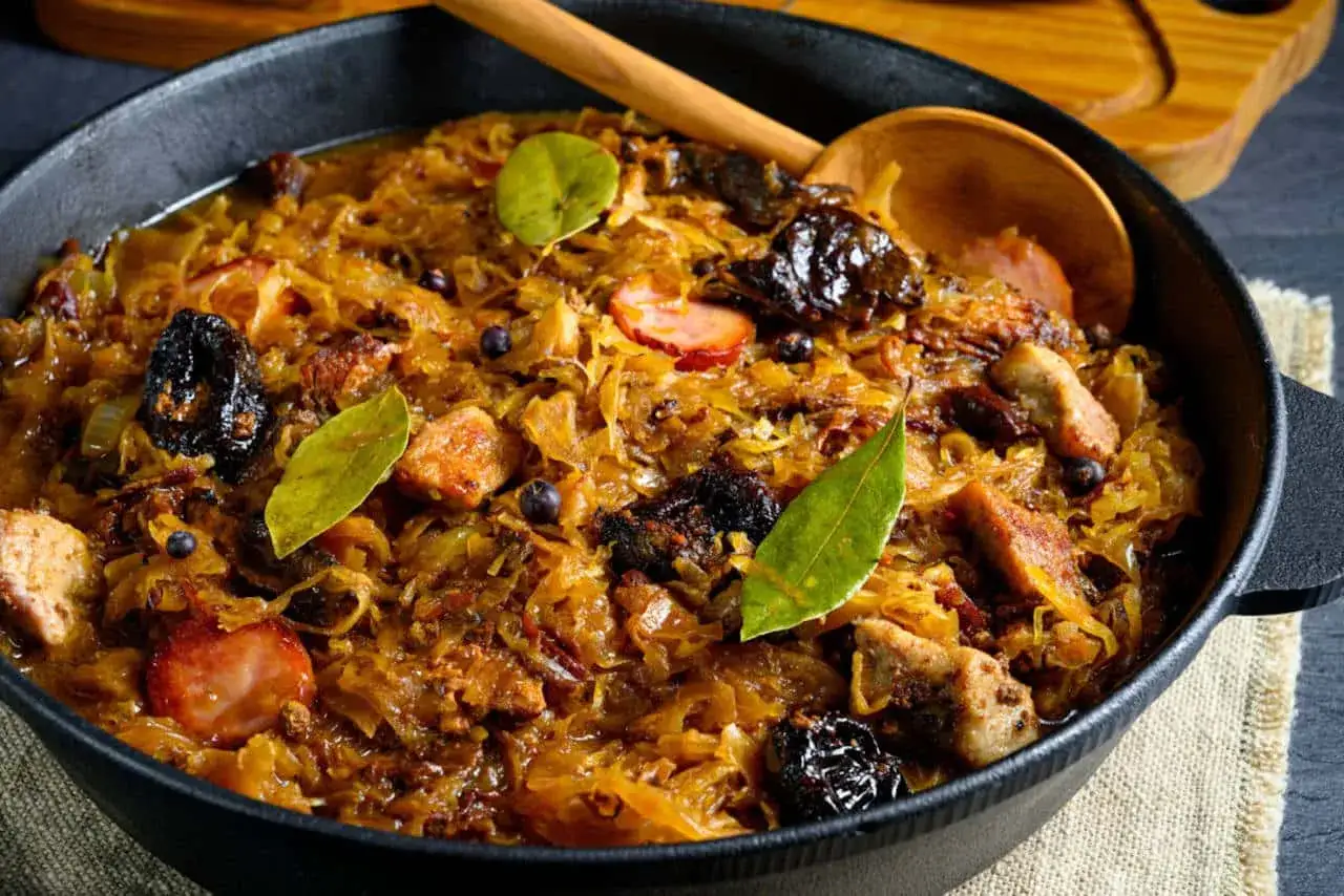 Pyszny bigos, który Ania gotuje, pachnie w całym domu. Widać kawałki mięsa, śliwki i liście laurowe.
