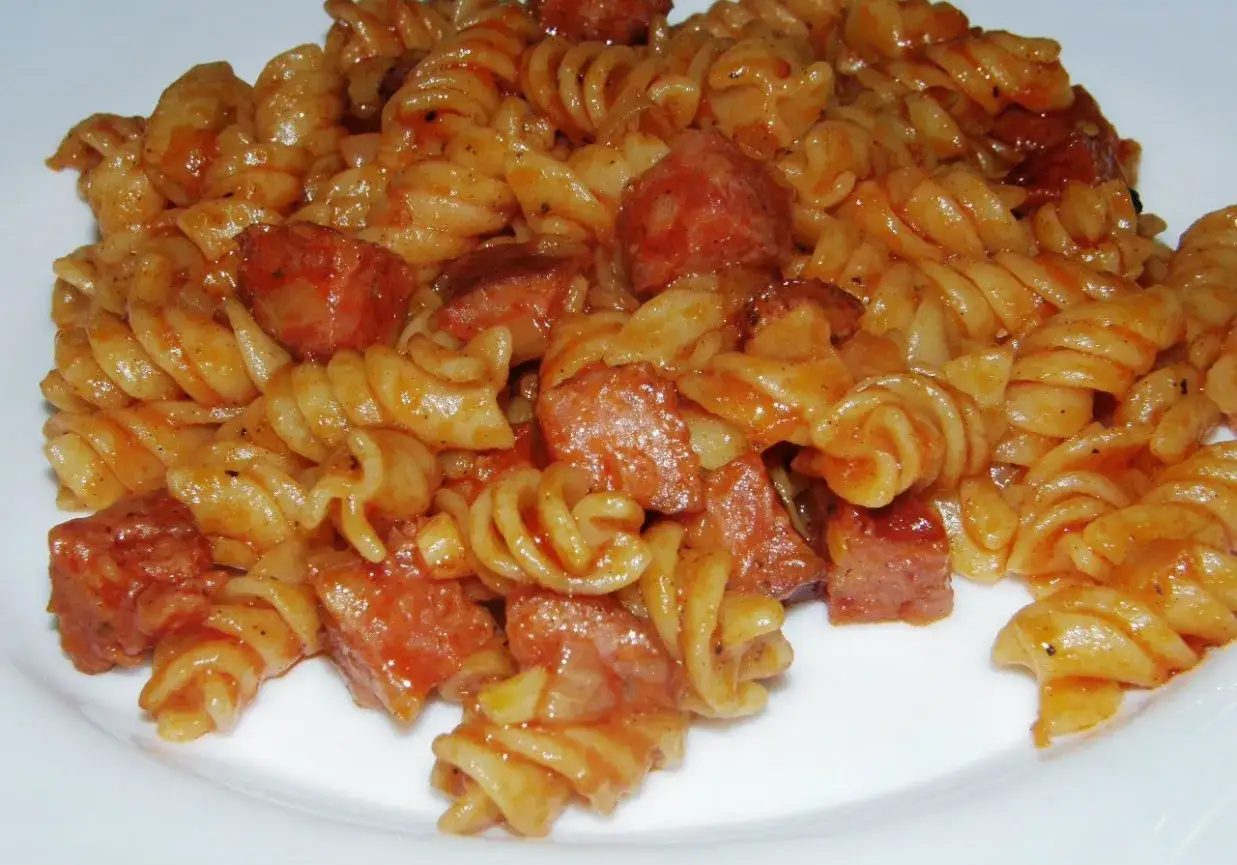 Pyszne fusilli z kawałkami kiełbasy w sosie pomidorowym. Idealne danie na szybki obiad.
