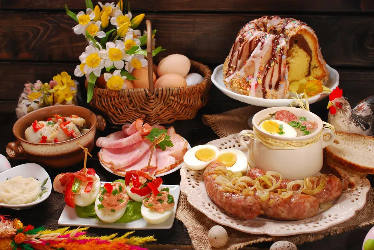 Wielkanocne przysmaki: babka, biała kiełbasa, jajka faszerowane, śledzie i żurek. Idealne przepisy na Wielkanoc.