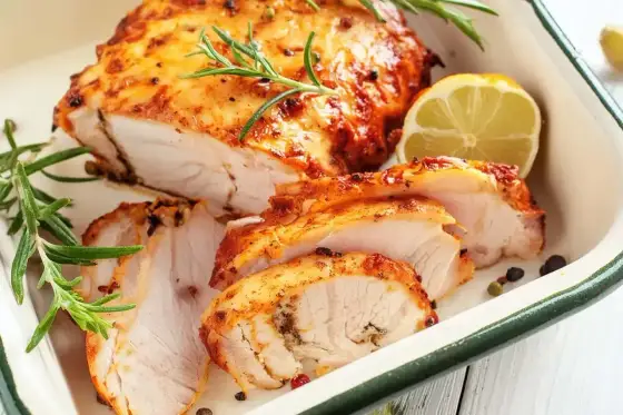 Pieczona pierś z indyka - jak zachować soczystość?