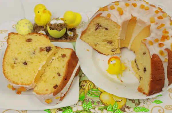 Pyszna, luksusowa babka drożdżowa z bakaliami, ozdobiona lukrem i kandyzowaną skórką. Idealna na Wielkanoc, jak sugerują urocze kurczaczki i pisanki.