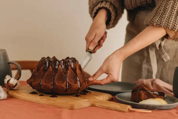 Babcia Ania gotuje pyszny, czekoladowy babko drożdżowe. Kroi pierwszy kawałek, by podzielić się nim z bliskimi.