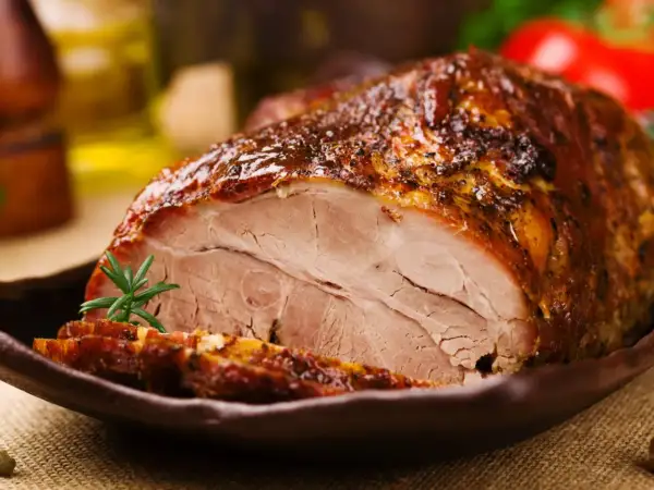 Soczysta karkówka z piekarnika, idealna dzięki sekretnej marynacie. Aromatyczne zioła i przyprawy podkreślają smak pieczonego mięsa.