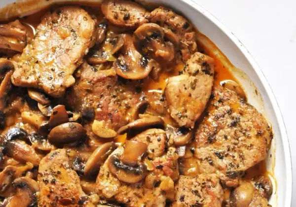 Polędwiczki wieprzowe pieczone w sosie z pieczarkami, jak u Ani Gotuje. Pyszne i aromatyczne danie.