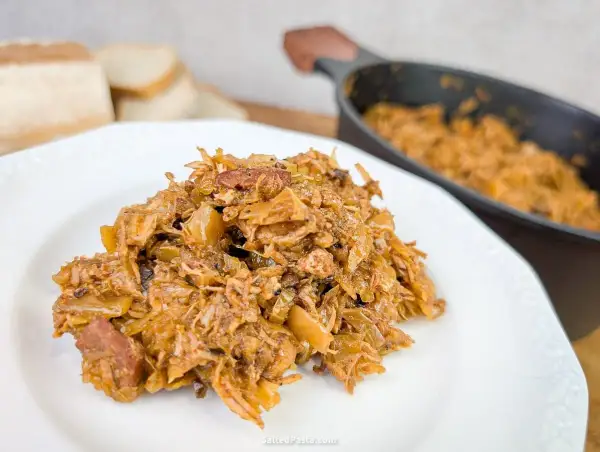 Pyszny bigos na talerzu, idealny do podania z chlebem. Dowiedz się, jak zrobić bigos, by zachwycić bliskich!