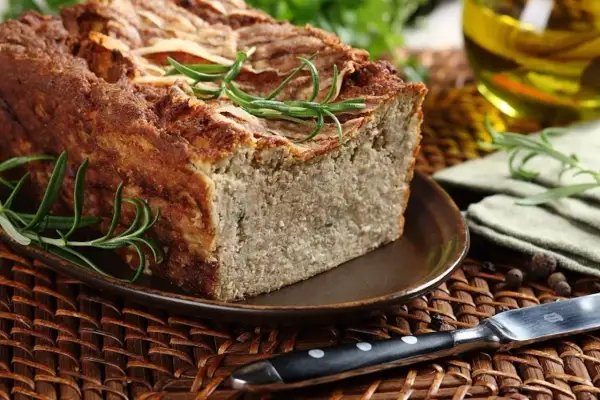 Pyszny pasztet, idealny do wielkanocnych przepisów. Aromatyczny, z gałązkami rozmarynu, czeka na świąteczny stół.