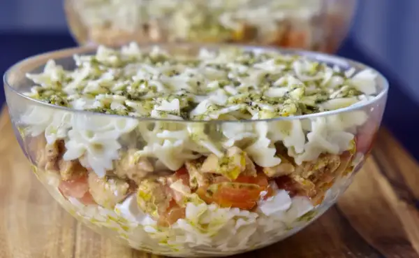 Pyszna sałatka z makaronem i kurczakiem, z pomidorami i mozzarellą, polana sosem pesto. Idealna na letnie dni.