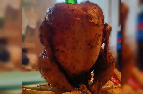 Pieczony kurczak na butelce z ziemniakami i papryką.