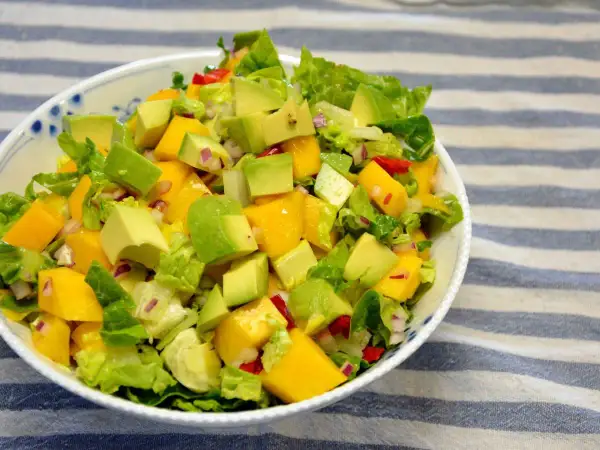 Kolorowa sałatka z mango, awokado, sałatą i czerwoną cebulą. Idealna na letnie dni.