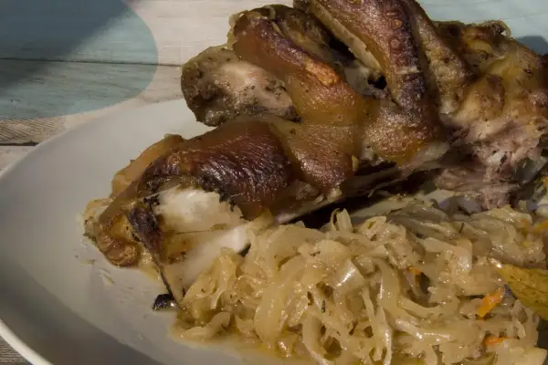 Soczysta golonka w kapuście, pieczona do perfekcji, z chrupiącą skórką. Pyszne danie polskie.