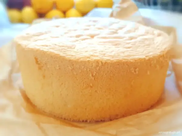 Puszysty biszkopt z olejem, idealny do tortów. W tle rozmyte cytryny.