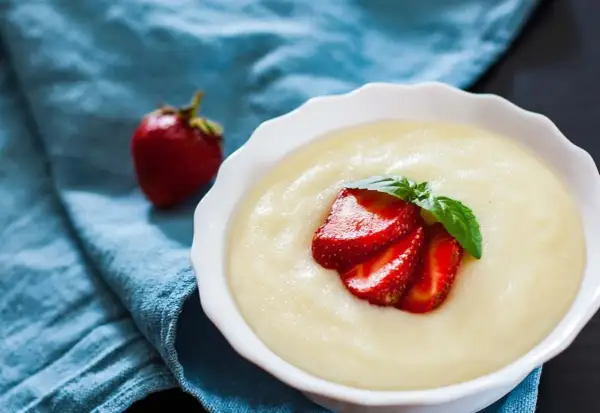 Gładka kaszka, czyli semolina, podana z truskawkami i miętą. Idealna na śniadanie.