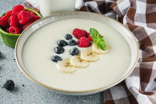 Pyszna kasza manna na mleku z malinami, borówkami i bananem. Idealne śniadanie dla każdego.