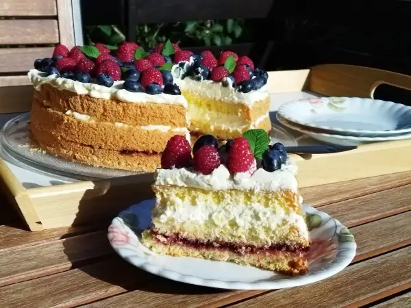 Pyszne domowe torty urodzinowe z malinami i borówkami. Przepisy na takie cuda znajdziesz w internecie!