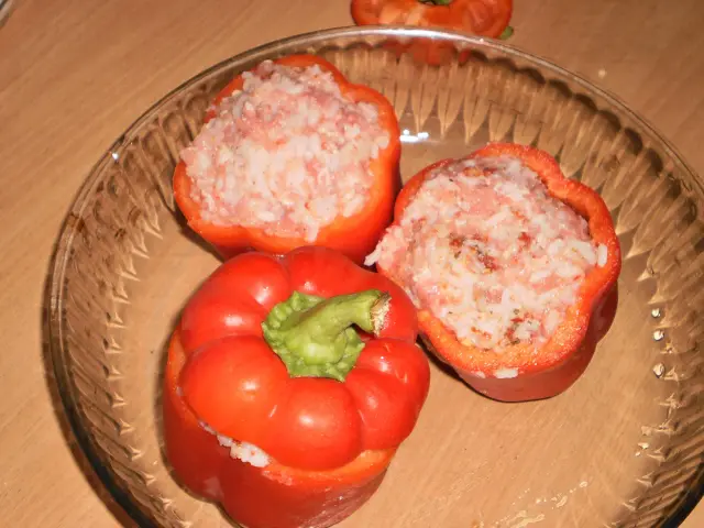 Papryka faszerowana surowym mięsem mielonym i ryżem, gotowa do pieczenia.